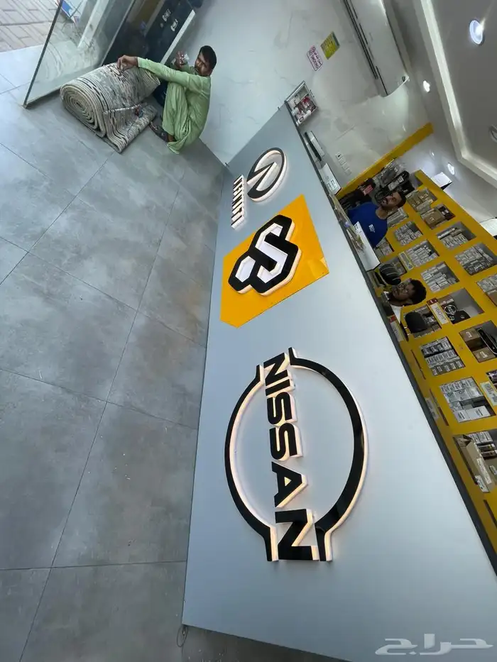 تركيب لوحات تجارية وكلادينج استيكرات بنرات 2