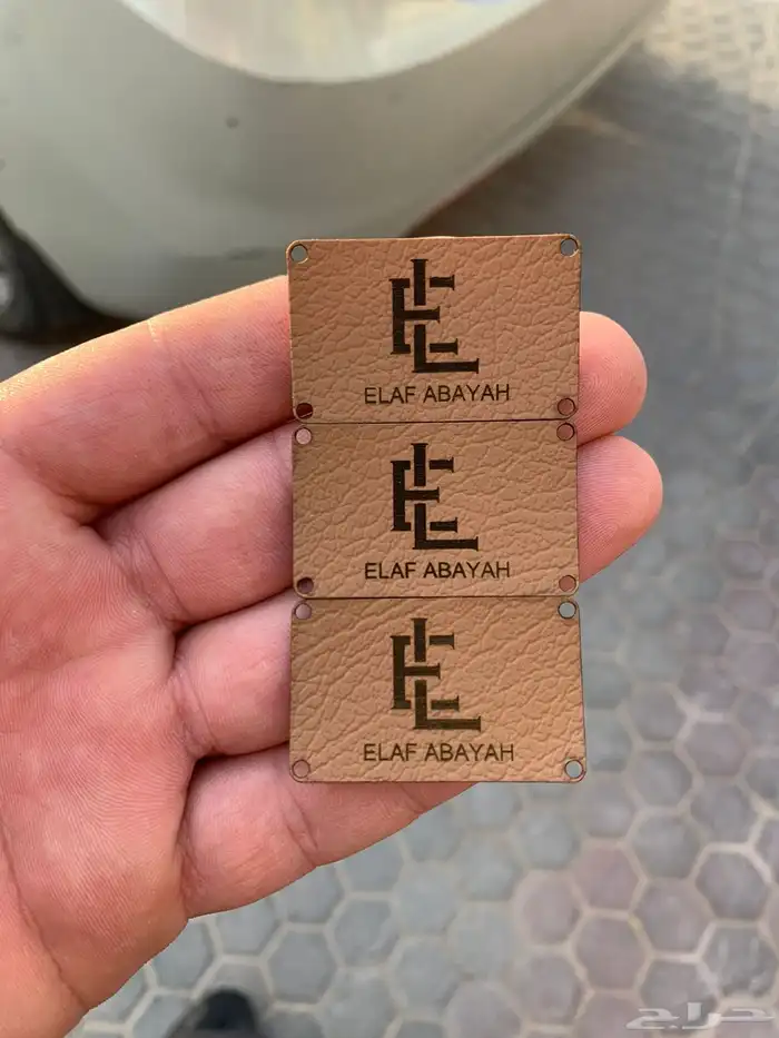 طباعة لوقو جلد للعبايات ليبل قماش بكجات 9