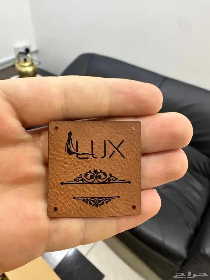 طباعة لوقو جلد للعبايات ليبل قماش بكجات 7