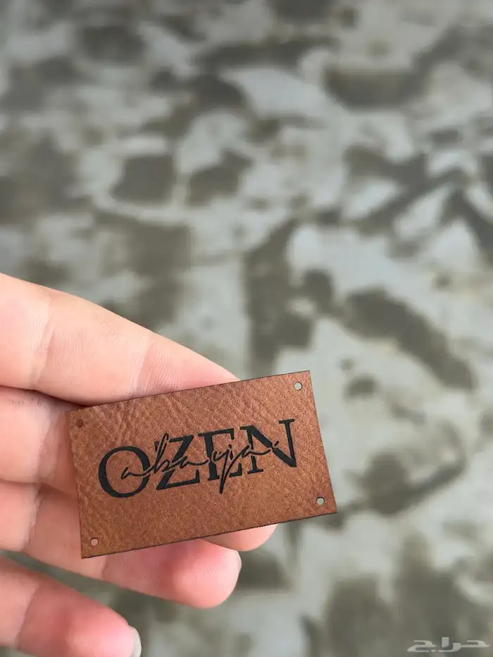 طباعة لوقو جلد للعبايات ليبل قماش بكجات 1