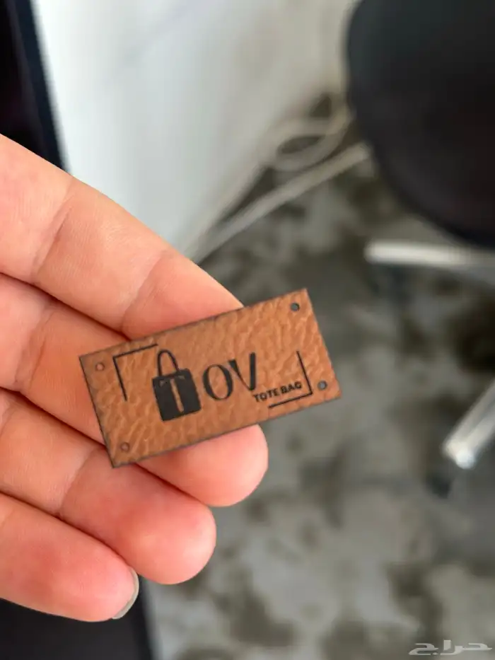 طباعة لوقو جلد للعبايات ليبل قماش بكجات 8