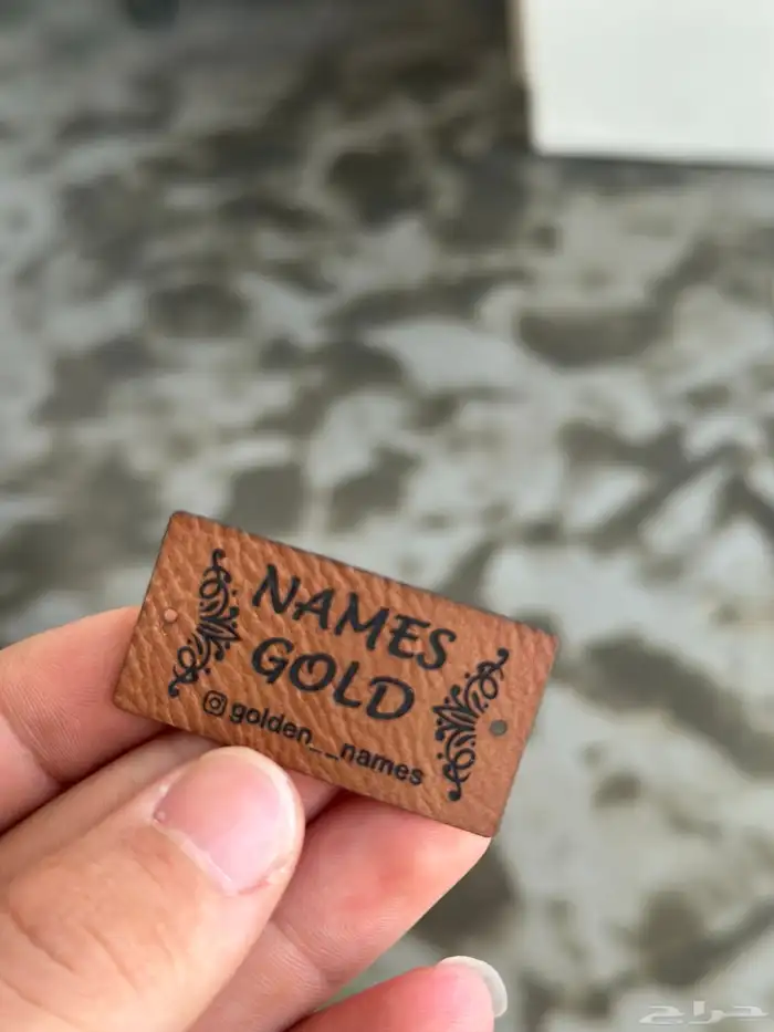 طباعة لوقو جلد للعبايات ليبل قماش بكجات 4