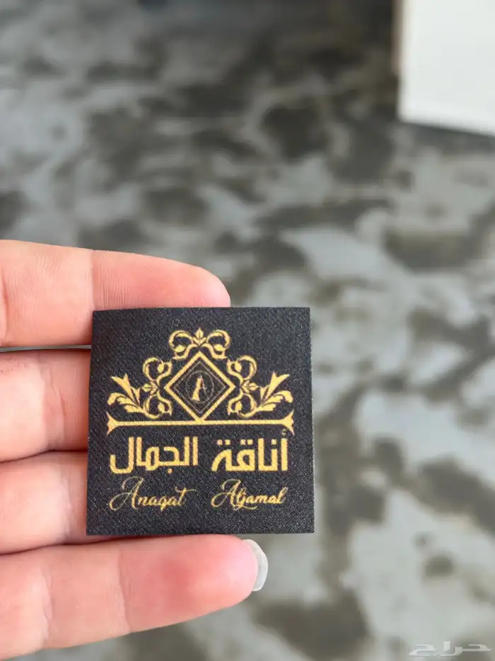 طباعة لوقو جلد للعبايات ليبل قماش بكجات 3