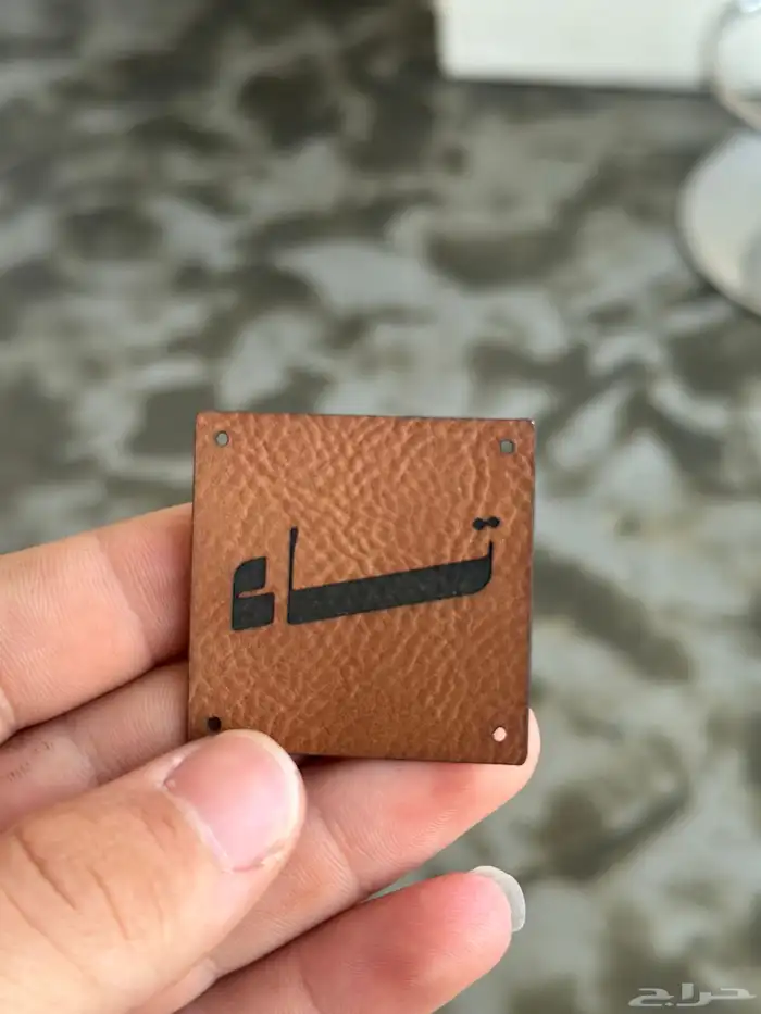 طباعة لوقو جلد للعبايات ليبل قماش بكجات 0