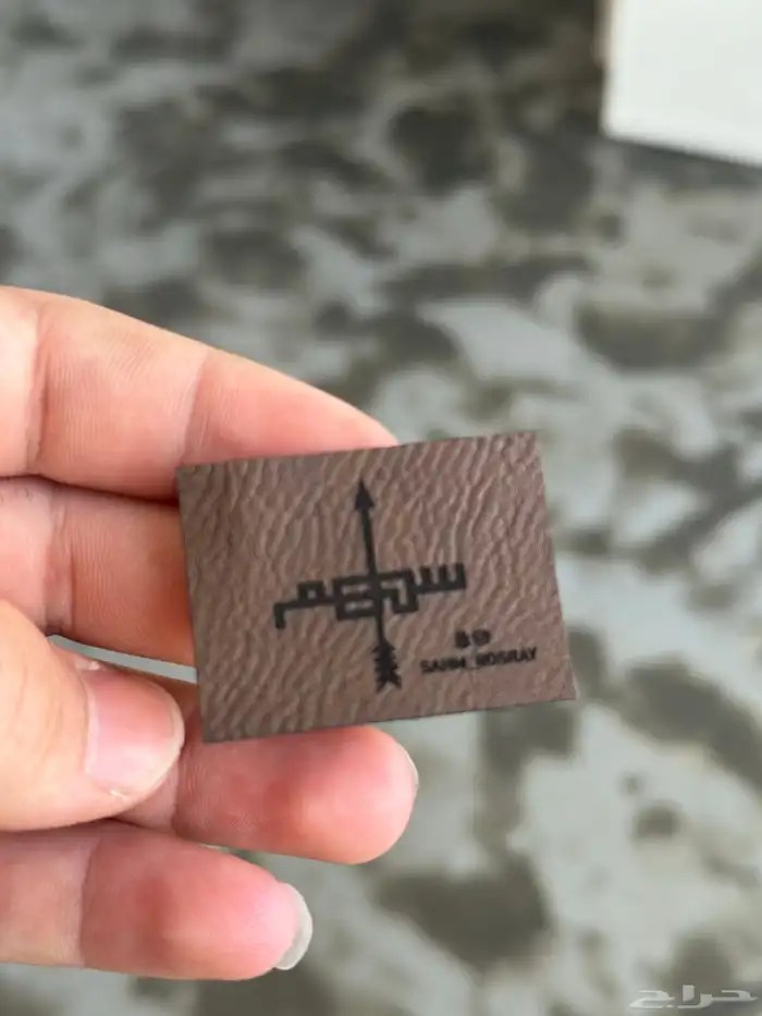 طباعة لوقو جلد للعبايات ليبل قماش بكجات 2