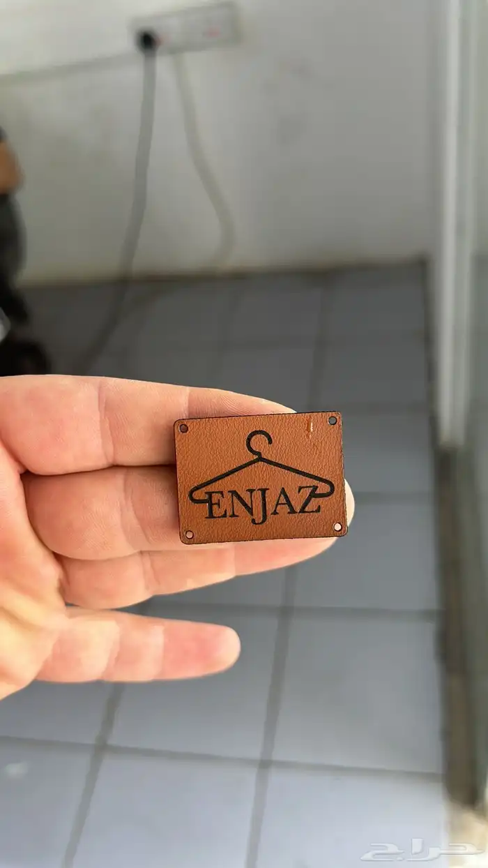 طباعة لوقو جلد للعبايات ليبل قماش بكجات 12