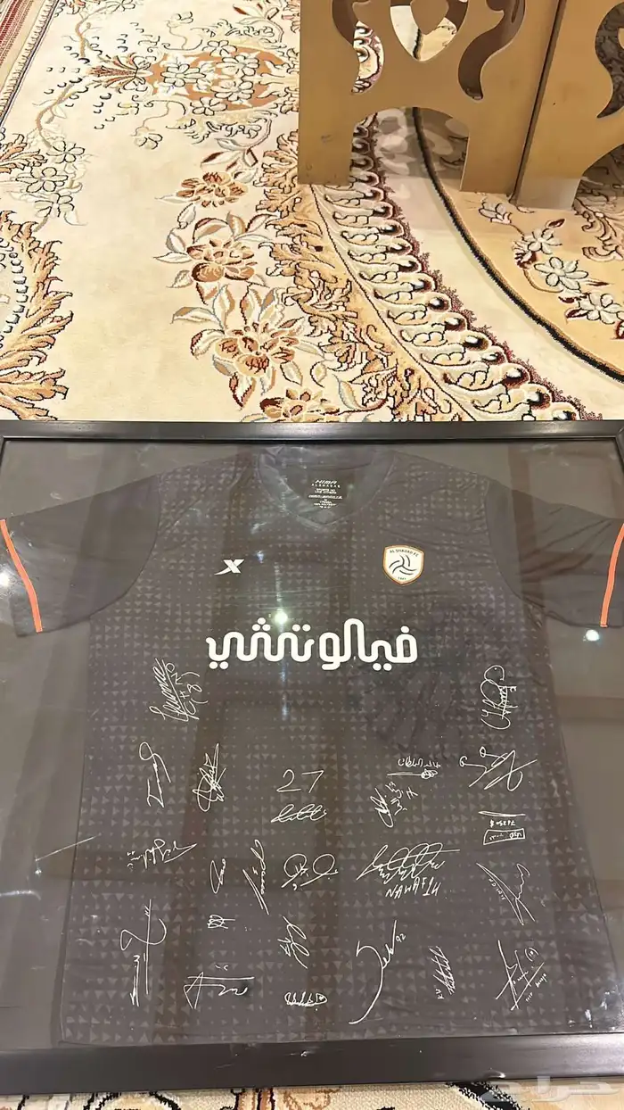 تيشيرت الشباب عليه تواقيع العيبه 0