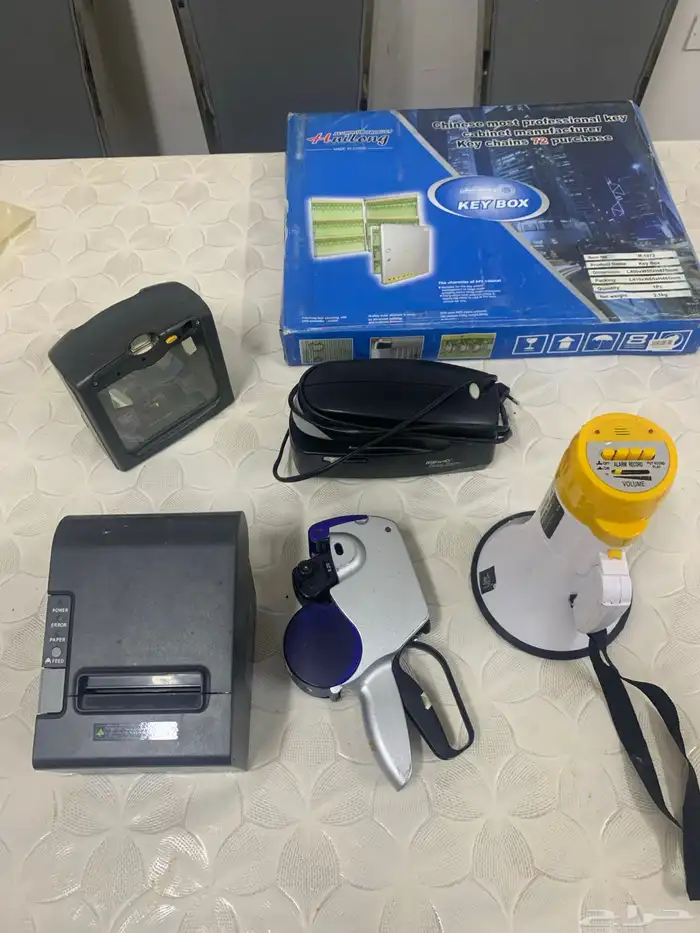 أغراض للتبديل او للبيع طبعت فواتير ودباسة كهربائية ومكبر صوت 0