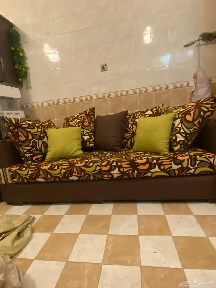 كنب شبه جديد كنبه كبير وكنبتين صغيره و12 خداديه 1