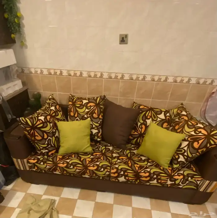 كنب شبه جديد كنبه كبير وكنبتين صغيره و12 خداديه 2