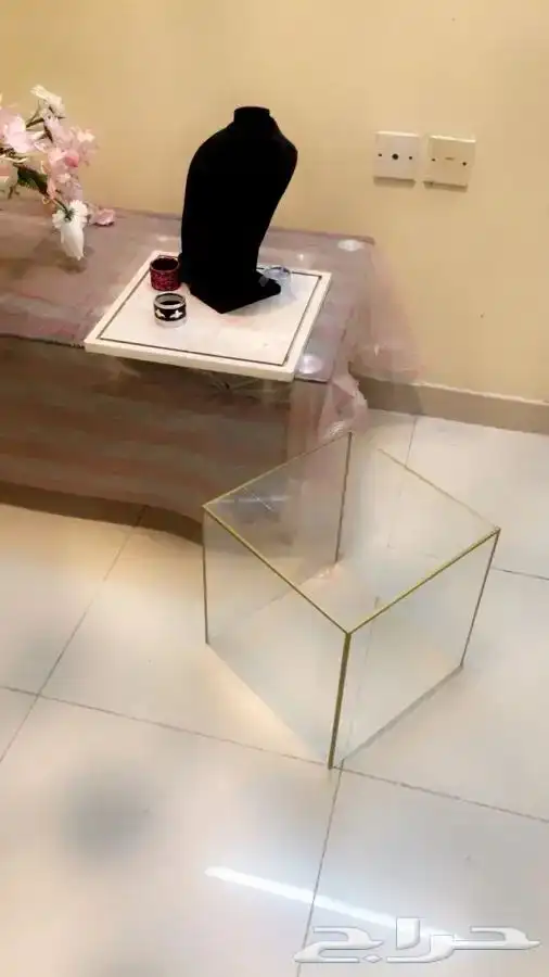 صندوق زجاجي بقاعدة خشبي ايجار 30 2