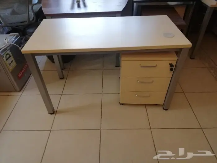 أثاث مكتبي صناعة فنلندية بحالة شبه جديدة Office Furniture 0