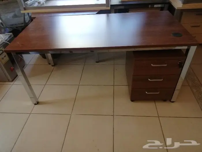 أثاث مكتبي صناعة فنلندية بحالة شبه جديدة Office Furniture 1