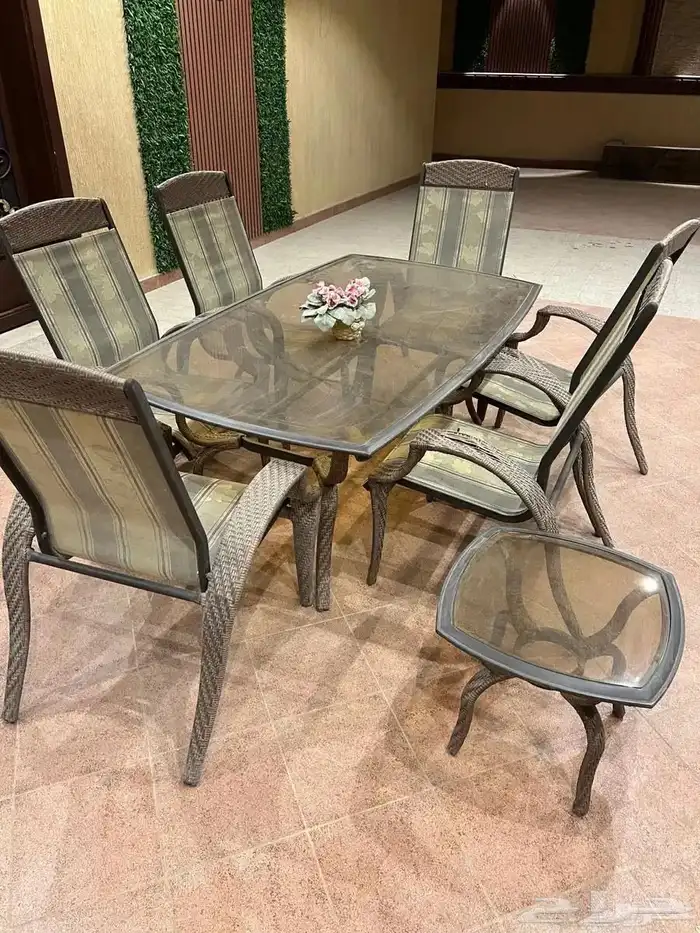 طاولة نظيفة وحجمها ممتاز للبيع . 0