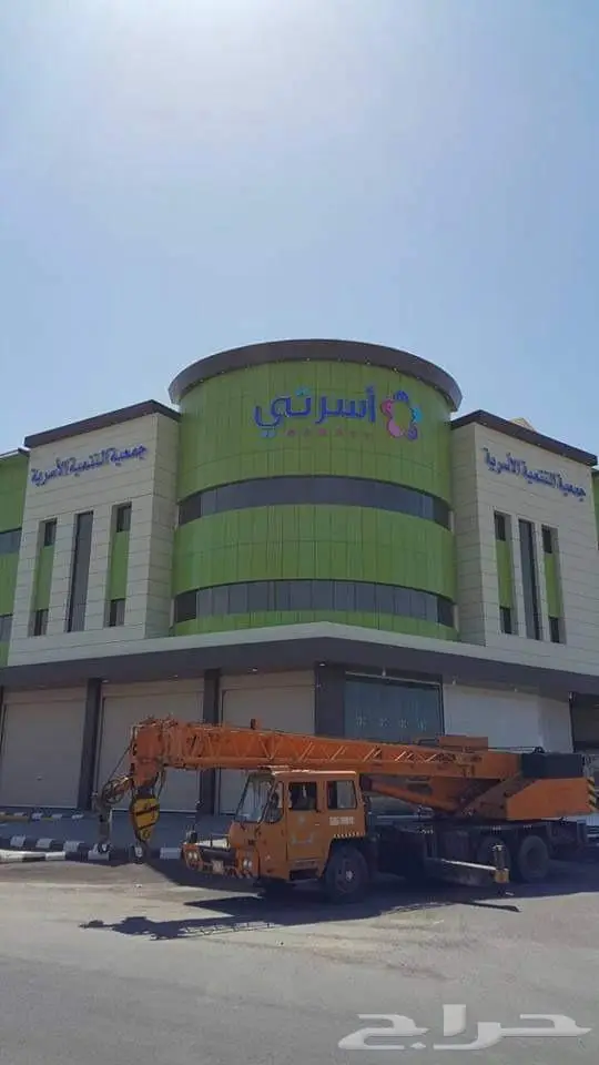 فني تركيب لوحات بالمدينة المنورة 1