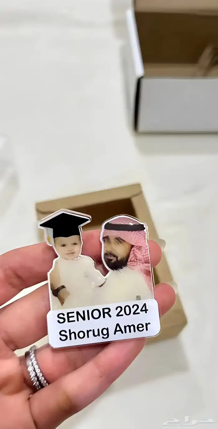 بروشات اكريلك بالاسم حسب الطلب 0