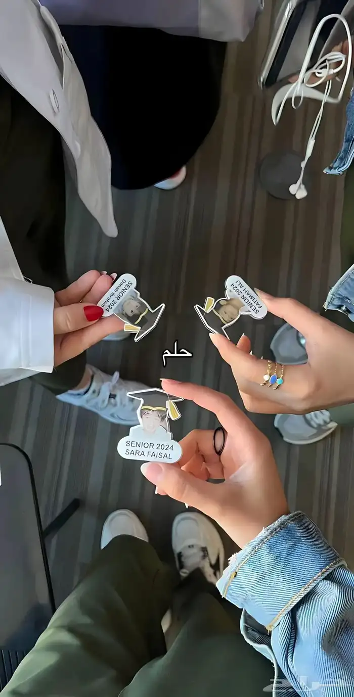 بروشات اكريلك بالاسم حسب الطلب 3