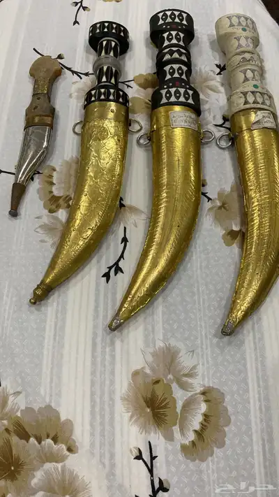 ثلاث خناجر و شبرية قرن 0