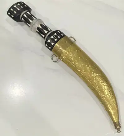 ثلاث خناجر و شبرية قرن 8
