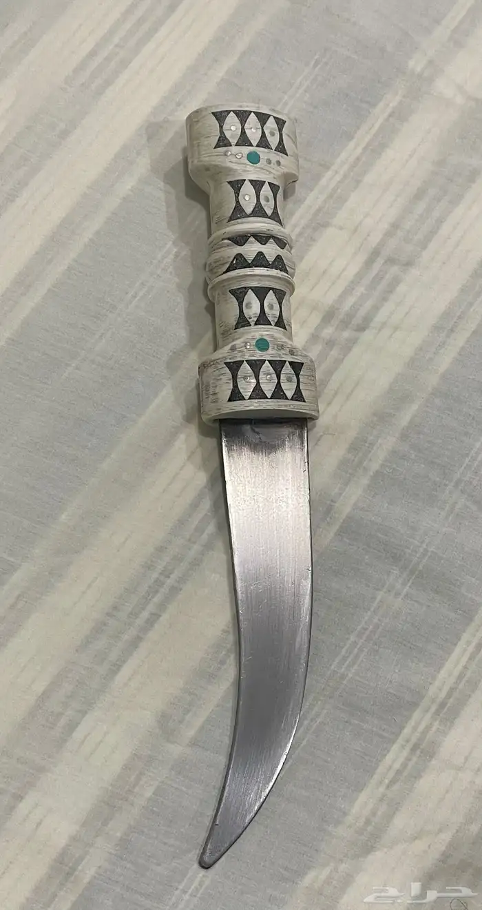 ثلاث خناجر و شبرية قرن 21