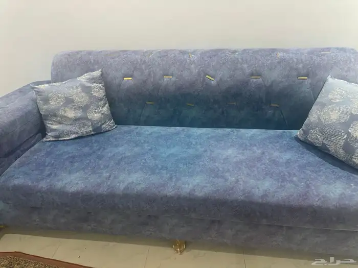 كنب شبه جديد استعمال بسيط سبب البيع عدم وجود مساحة كافية له 0