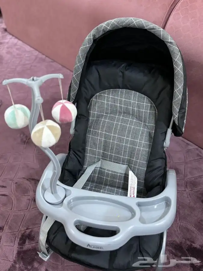 جالسة طفل وسرير 1