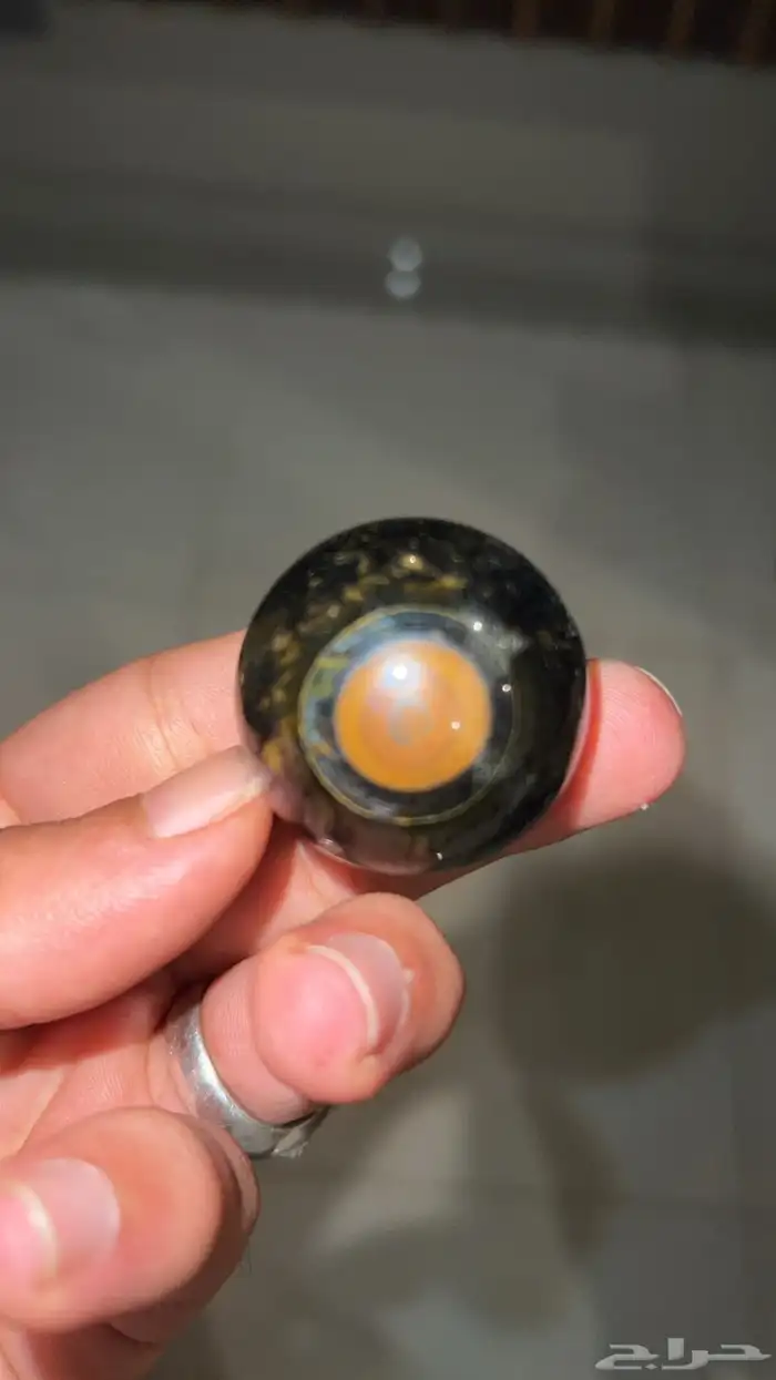 حجر غير معروف على شكل عين 0