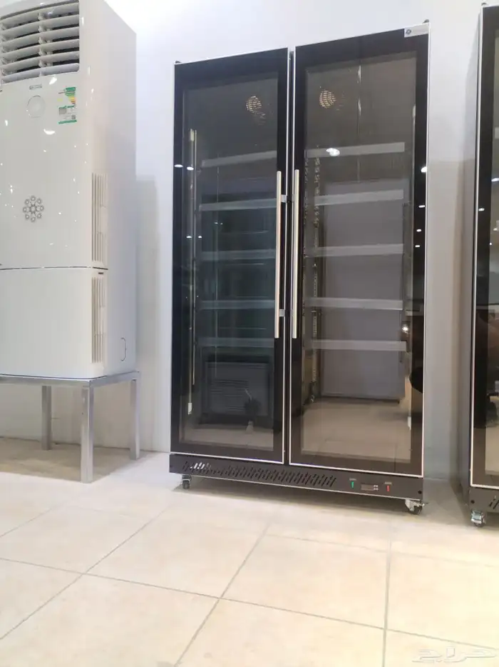 ثلاجات عرض اسود للعصيرات والماء ب احجام مختلفة 2