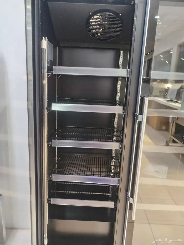 ثلاجات عرض اسود للعصيرات والماء ب احجام مختلفة 8