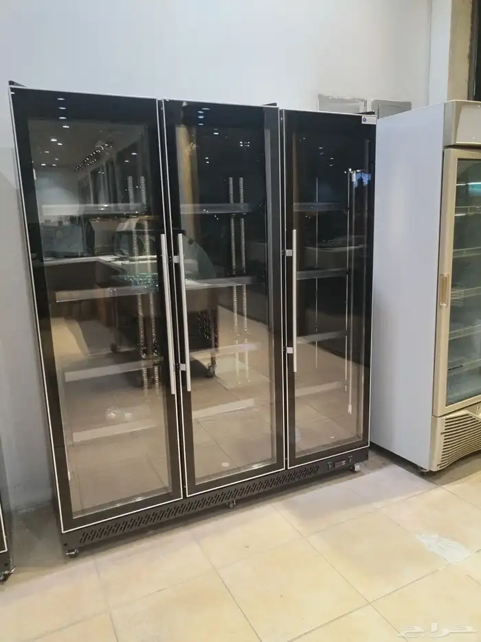 ثلاجات عرض اسود للعصيرات والماء ب احجام مختلفة 5