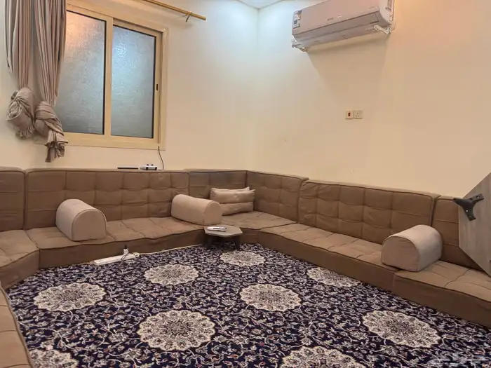 كنب جلسه ارضي بالسجاد والستارة وطاولة 4