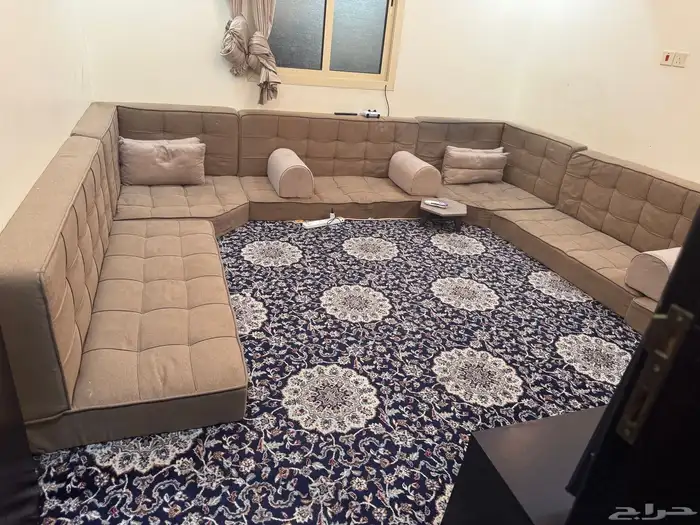 كنب جلسه ارضي بالسجاد والستارة وطاولة 10