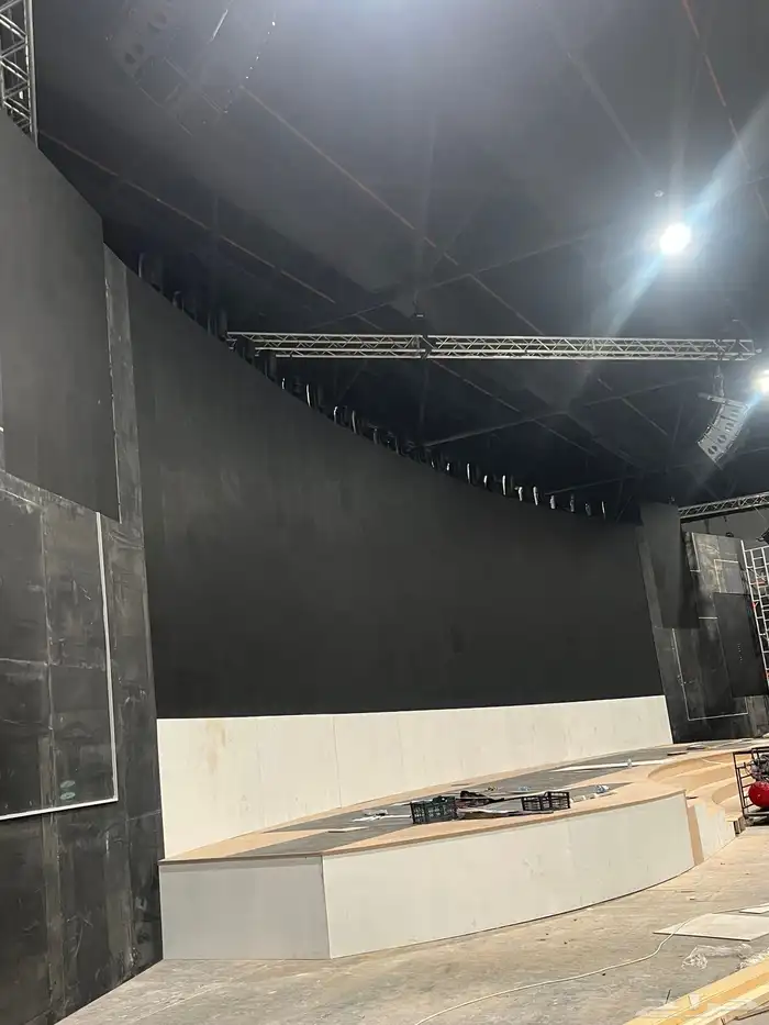 تأجير وتنظيم المعارض والمؤتمرات شاشات إضاءات صوتيات 2