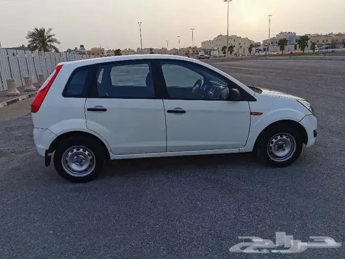 للبيع فورد فيجو جير عادي موديل 22012 8