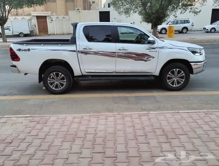 هايلوكس 2023 بنزين دبل فل تم البيع 4