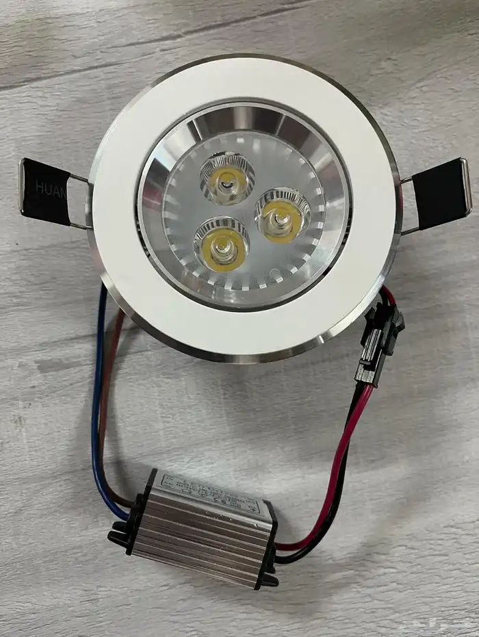 لمبات بأحجام مختلفة 0