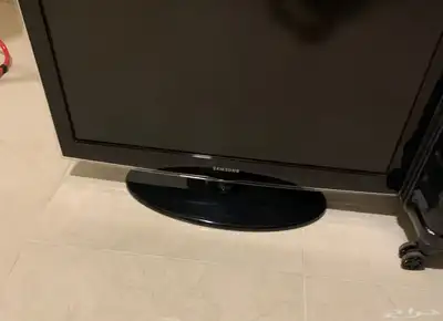 سرير وتلفزيون ومكواة 0