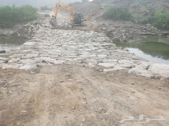بوكلين و قلاب ل بناءحجر بجميع انواعة وقص وردم الأراضي وطر 1