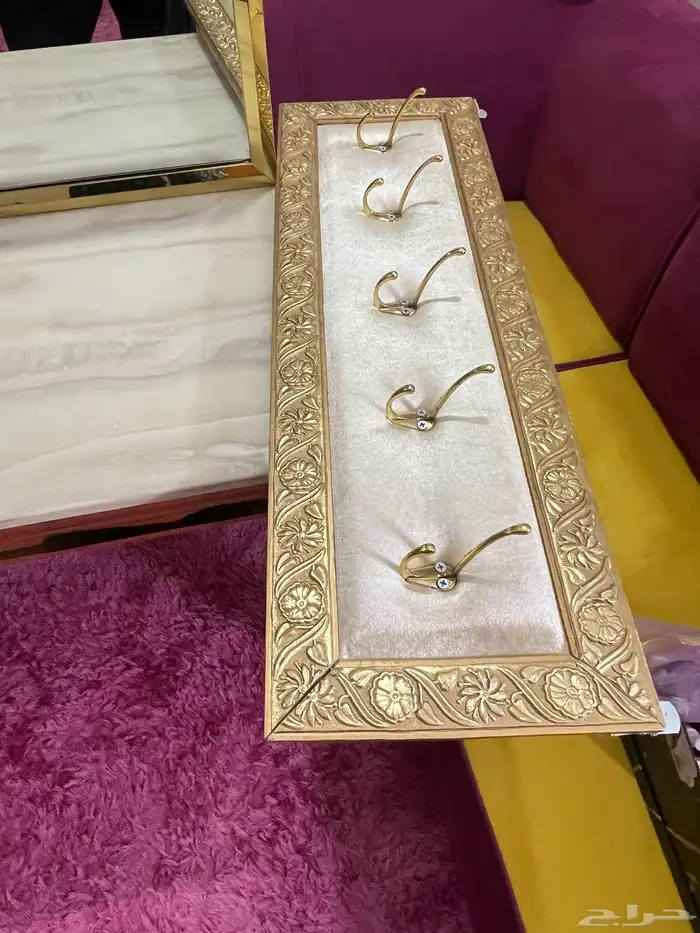 مدخل رخام مع مرايه مع علاقة ملابس شبه جديد استخدام بسيط 3