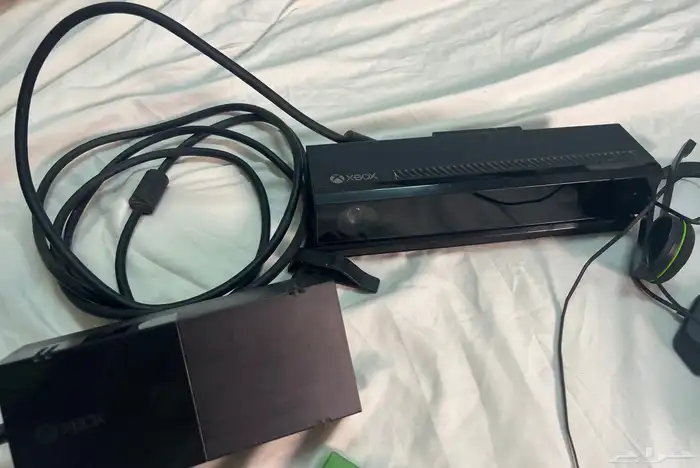 جهاز اكس بوكس وان سعه 500 غيغا مع 3 هاندات اصليه وكاميرا 3