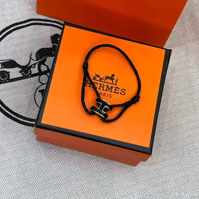 اساور نسائية و رجاليه ماركات مع الملحقات 0