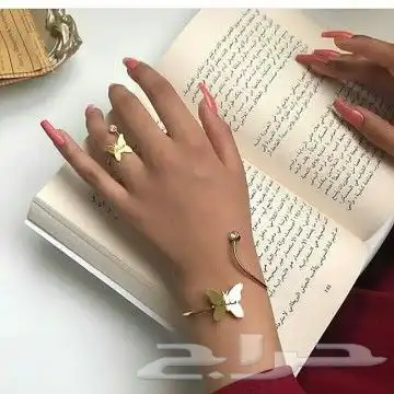 عقد مع وردة الصدف بالاسم 10