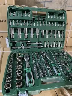 دريلات ومعدات صناعية عدد ومفكات يدوية 25
