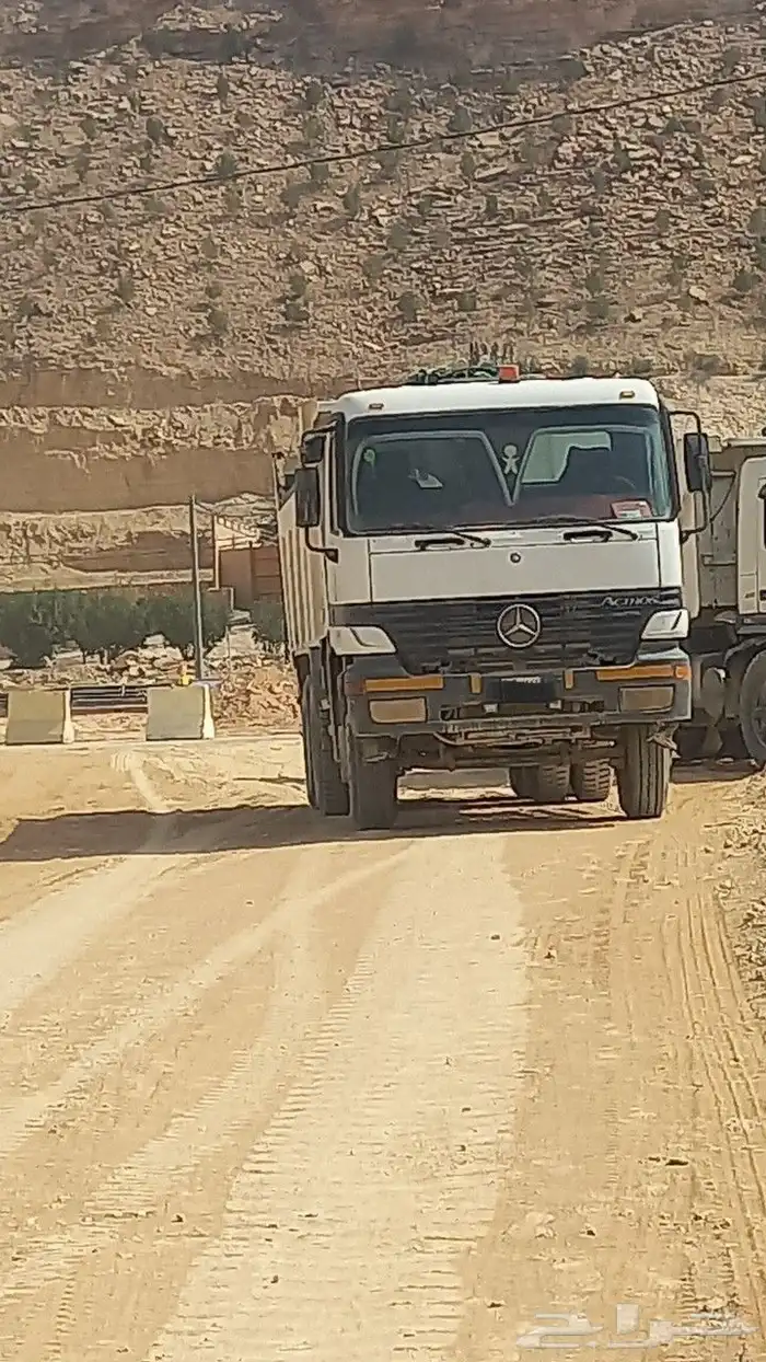 شيولات بوكلينات قلابات للايجار حفر دفن توريد مواد 8