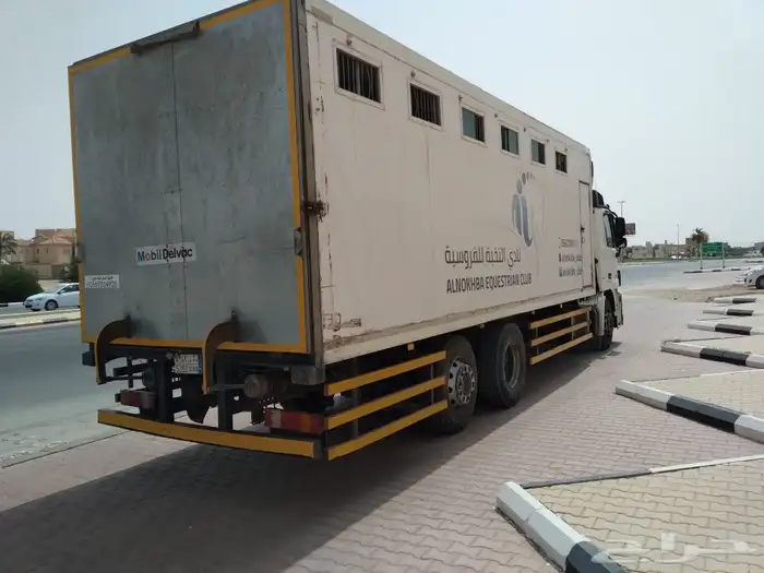 متاح شاحنات نقل خيل 8 راس لنقل الخيل 0