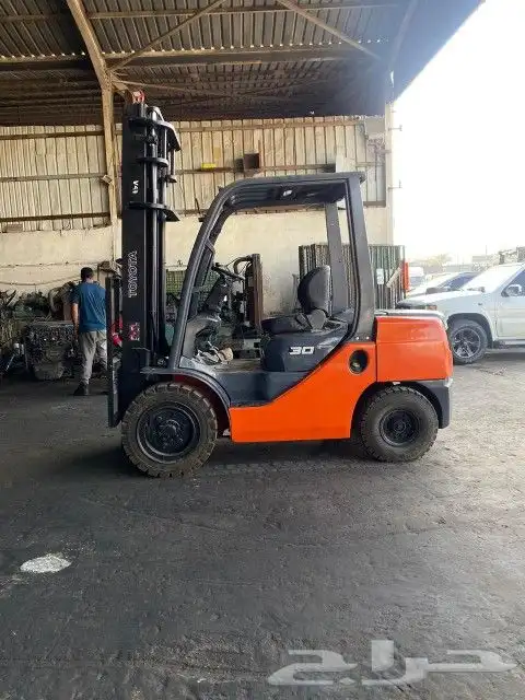 إيجار رافعات شوكيه وكرينات جميع الاحجام إيجار شهري أسبوعي يو 1