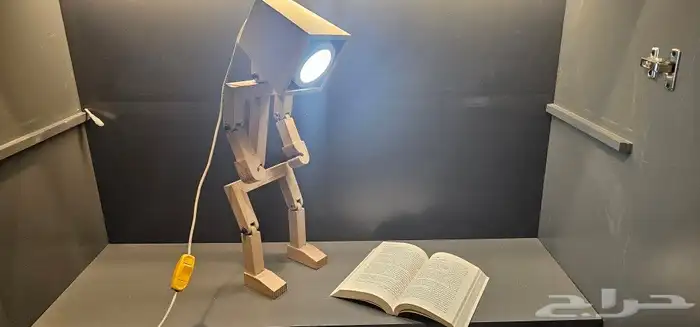 مجسم ربورت خشبي مضئ 2