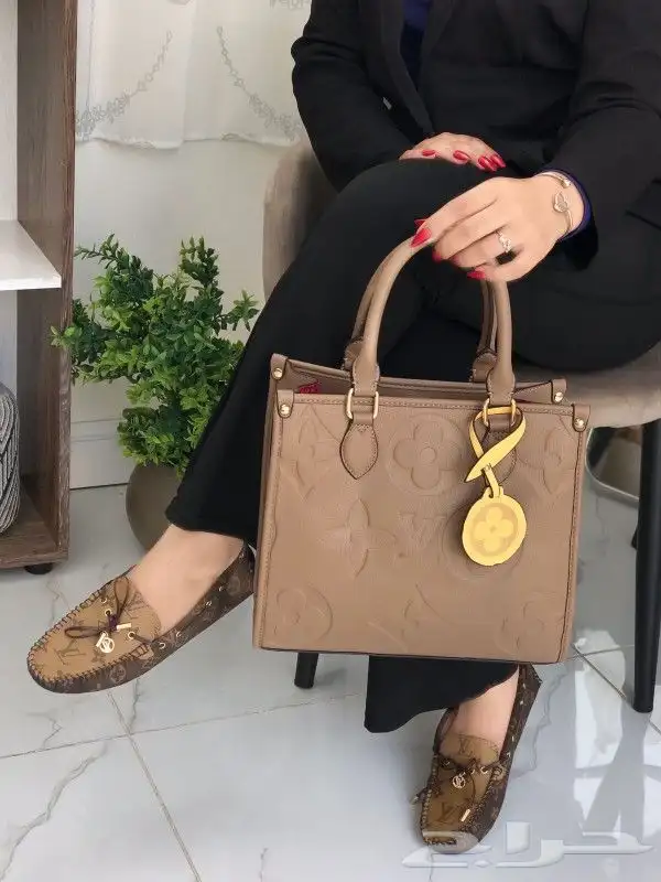 طقم شوز وشنطة لويس فيتون 20