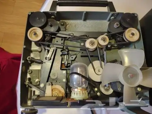 ماكينه اثرية لعرض ال فلام 8