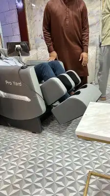 كرسي مساج فاخر بشاشه ضمان سنتين لكامل الجسم حتي القدمين 1